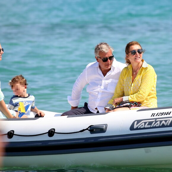 Le couple Attias est venu déjeuner au Club 55 avec la fille de Cécilia et Jacques Martin, Jeanne-Marie Martin, et ses deux enfants Diane Elizabeth et Augustin, le 14 juillet 2015, à Saint-Tropez.