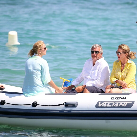 Le couple Attias est venu déjeuner au Club 55 avec la fille de Cécilia et Jacques Martin, Jeanne-Marie Martin, et ses deux enfants Diane Elizabeth et Augustin, le 14 juillet 2015, à Saint-Tropez.