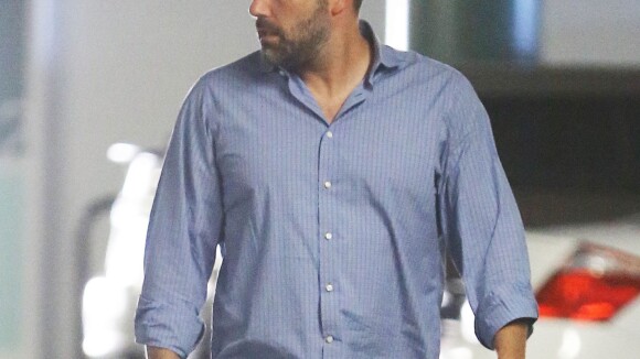 Ben Affleck semble stressé à la sortie de son bureau à Los Angeles.