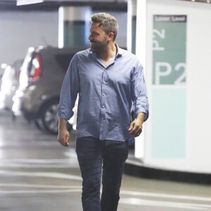 Ben Affleck, qui porte toujours son alliance, traverse un parking à Los Angeles, le 15 juillet 2015.