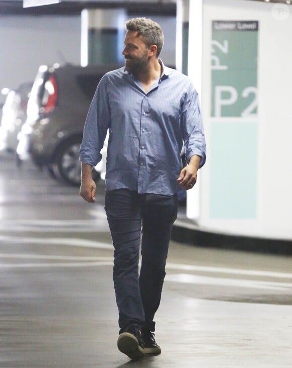 Ben Affleck, qui porte toujours son alliance, traverse un parking à Los Angeles, le 15 juillet 2015.