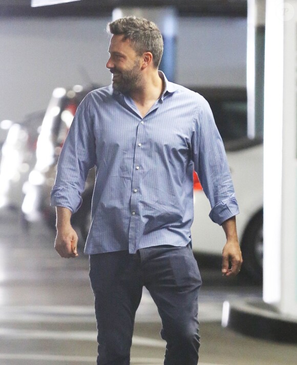 Ben Affleck, qui porte toujours son alliance, traverse un parking à Los Angeles, le 15 juillet 2015.