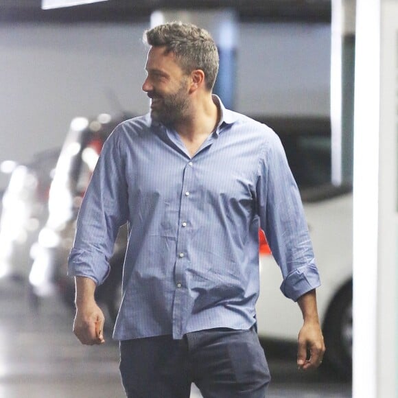 Ben Affleck, qui porte toujours son alliance, traverse un parking à Los Angeles, le 15 juillet 2015.