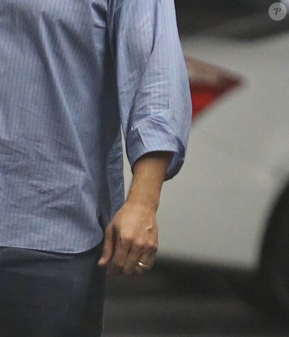 Ben Affleck, qui porte toujours son alliance, traverse un parking à Los Angeles, le 15 juillet 2015.