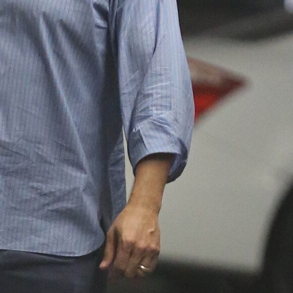 Ben Affleck, qui porte toujours son alliance, traverse un parking à Los Angeles, le 15 juillet 2015.
