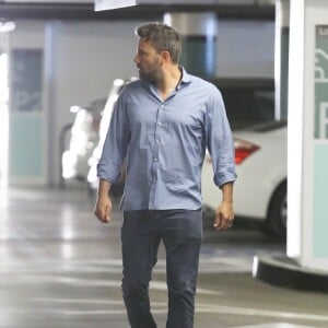 Ben Affleck, qui porte toujours son alliance, traverse un parking à Los Angeles, le 15 juillet 2015.