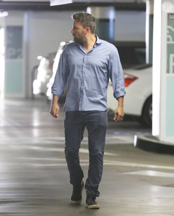 Ben Affleck, qui porte toujours son alliance, traverse un parking à Los Angeles, le 15 juillet 2015.