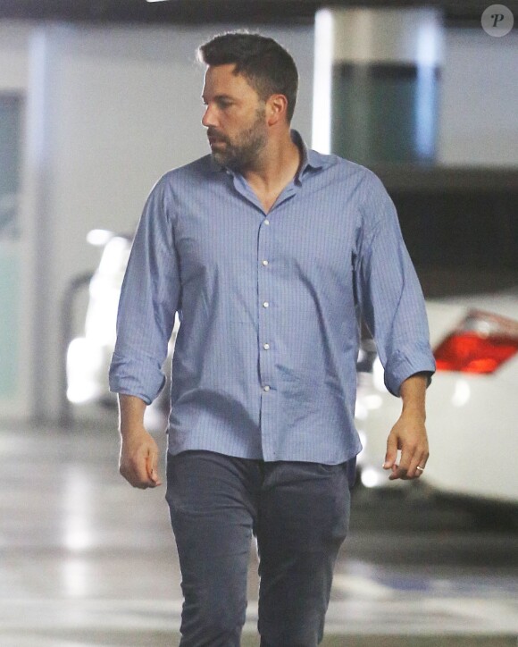 Ben Affleck, qui porte toujours son alliance, traverse un parking à Los Angeles, le 15 juillet 2015.