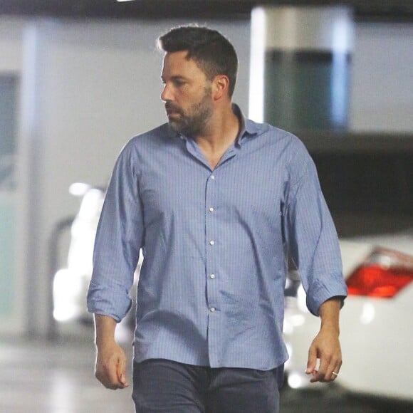 Ben Affleck, qui porte toujours son alliance, traverse un parking à Los Angeles, le 15 juillet 2015.