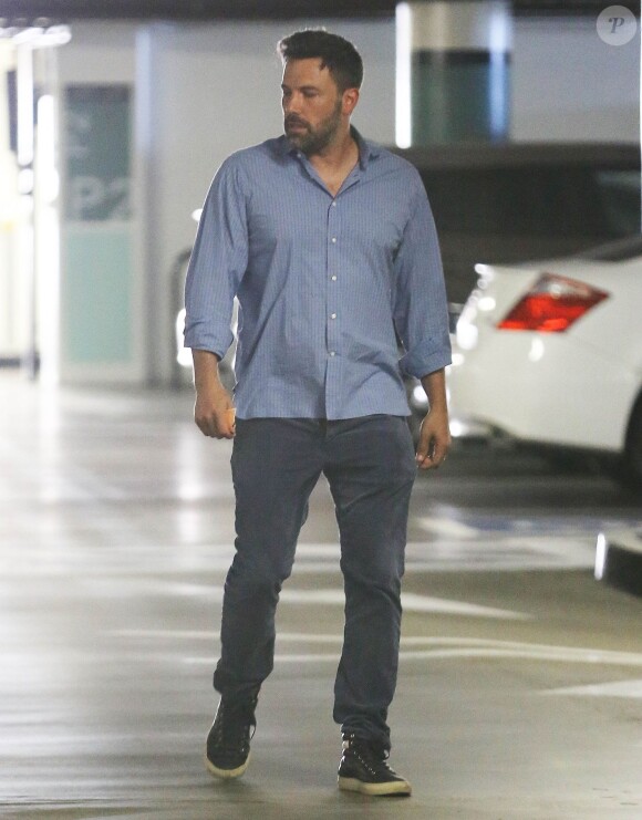 Ben Affleck, qui porte toujours son alliance, traverse un parking à Los Angeles, le 15 juillet 2015.