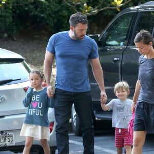 Après une mauvaise passe avec l'annonce de son divorce, Ben Affleck semble plus souriant en passant du temps avec ses enfants Seraphina et Samuel à Atlanta, le 10 juillet 2015.