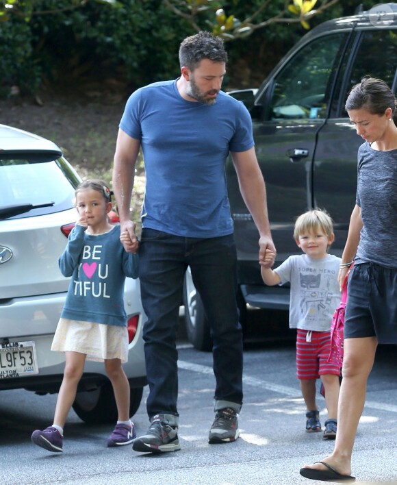 Après une mauvaise passe avec l'annonce de son divorce, Ben Affleck semble plus souriant en passant du temps avec ses enfants Seraphina et Samuel à Atlanta, le 10 juillet 2015.
