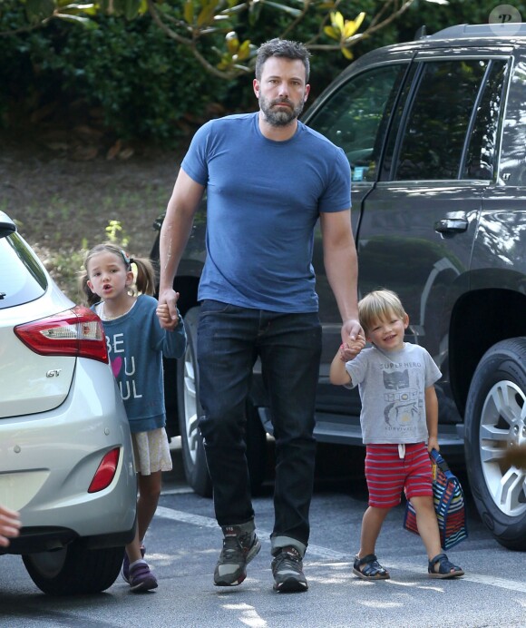 Après une mauvaise passe avec l'annonce de son divorce, Ben Affleck semble plus souriant en passant du temps avec ses enfants Seraphina et Samuel à Atlanta, le 10 juillet 2015.