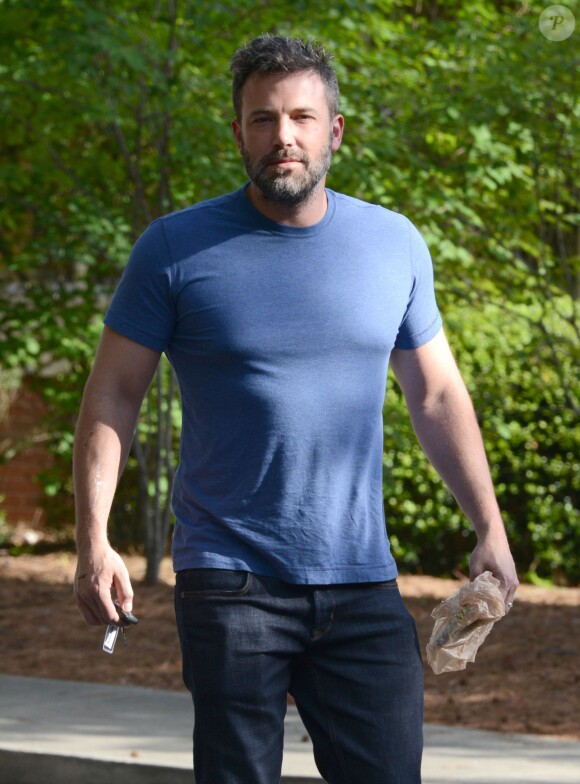 Après une mauvaise passe avec l'annonce de son divorce, Ben Affleck semble plus souriant en passant du temps avec ses enfants Seraphina et Samuel à Atlanta, le 10 juillet 2015.