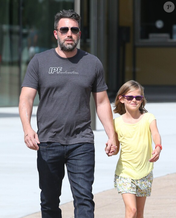 Ben Affleck se rend au "Atlanta Cyclorama & Civil War Museum" avec sa fille Violet à Atlanta, le 9 juillet 2015.