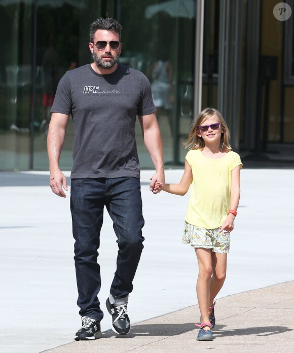 Ben Affleck se rend au "Atlanta Cyclorama & Civil War Museum" avec sa fille Violet à Atlanta, le 9 juillet 2015.