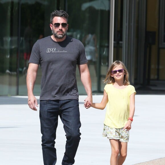 Ben Affleck se rend au "Atlanta Cyclorama & Civil War Museum" avec sa fille Violet à Atlanta, le 9 juillet 2015.