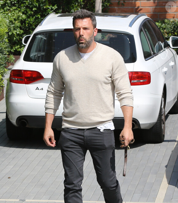 Ben Affleck arrive au bureau avec son berger allemand à Beverly Hills, Los Angeles, le 14 juillet 2015.