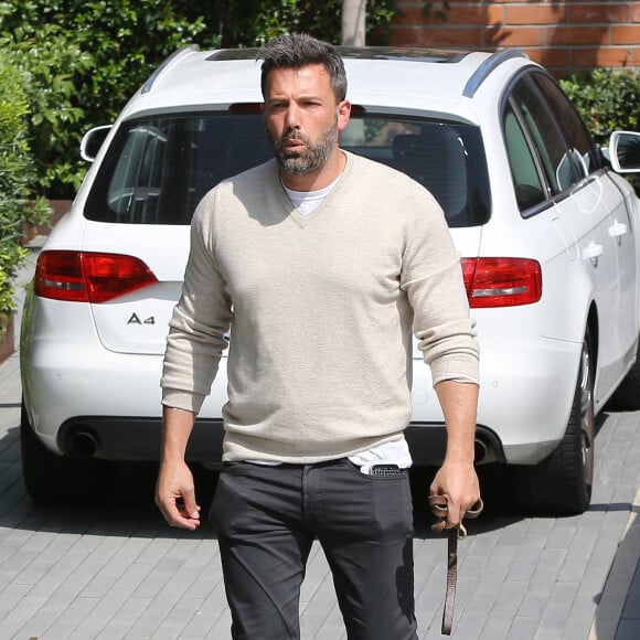 Ben Affleck arrive au bureau avec son berger allemand à Beverly Hills, Los Angeles, le 14 juillet 2015.