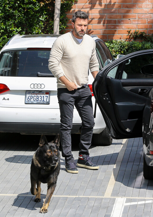 Ben Affleck arrive au bureau avec son berger allemand à Beverly Hills, Los Angeles, le 14 juillet 2015.