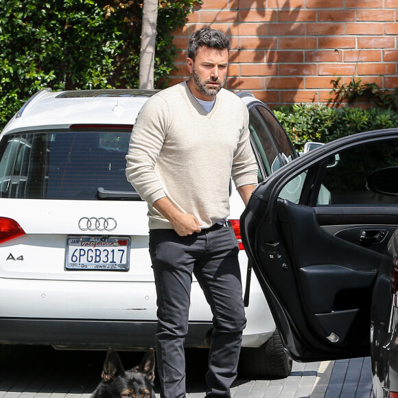 Ben Affleck arrive au bureau avec son berger allemand à Beverly Hills, Los Angeles, le 14 juillet 2015.