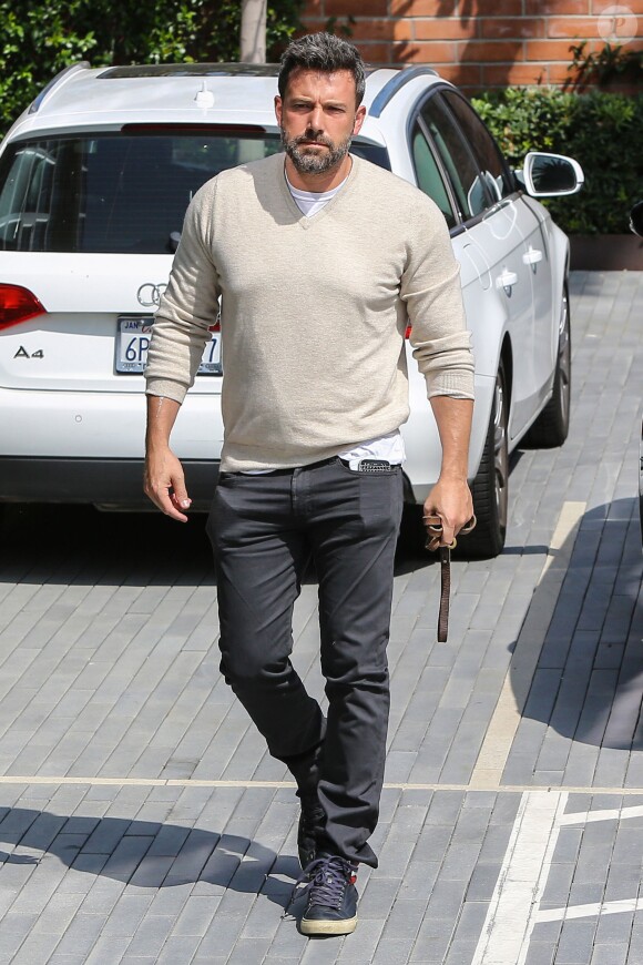 Ben Affleck arrive au bureau avec son berger allemand à Beverly Hills, Los Angeles, le 14 juillet 2015.