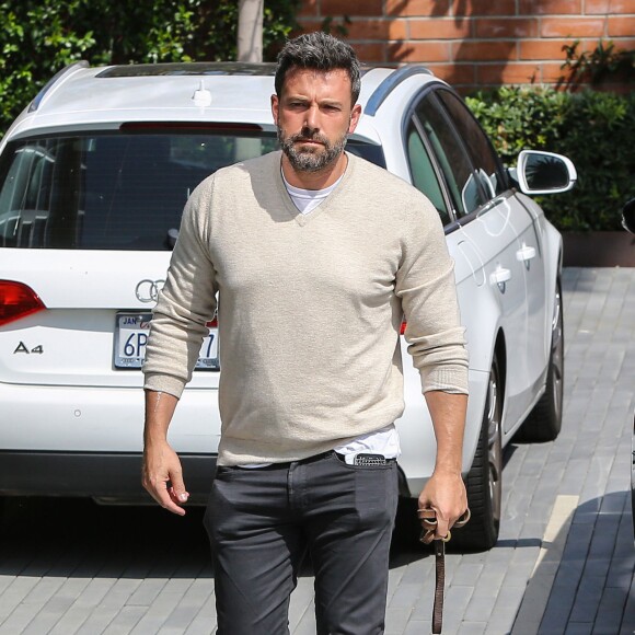 Ben Affleck arrive au bureau avec son berger allemand à Beverly Hills, Los Angeles, le 14 juillet 2015.