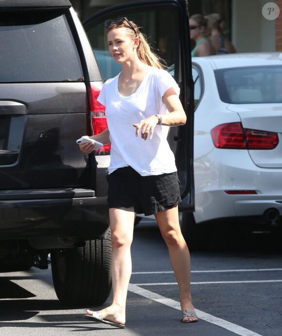 Jennifer Garner, souriante et son alliance encore à l'annulaire, à la sortie d'un Starbucks à Atlanta, le 11 juillet 2015.