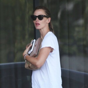 Jennifer Garner, souriante et son alliance encore à l'annulaire, à la sortie d'un Starbucks à Atlanta, le 11 juillet 2015.