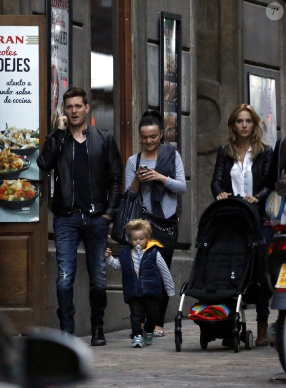 Exclusif - Michael Buble se promène dans les rue de Madrid avec sa femme Luisana Lopilato et son fils Noah, le 27 avril 2015  