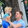 Info - Michael Bublé, son fils de 2 ans admis d'urgence à l'hôpital après s'être ébouillanté - Michael Bublé va déjeuner au restaurant avec son fils Noah et un ami à Miami, le 16 avril 2015.  