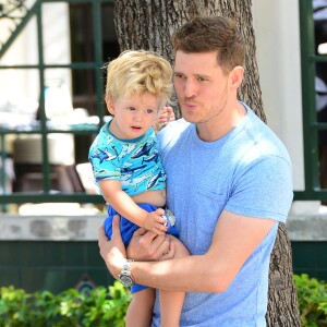 Info - Michael Bublé, son fils de 2 ans admis d'urgence à l'hôpital après s'être ébouillanté - Michael Bublé va déjeuner au restaurant avec son fils Noah et un ami à Miami, le 16 avril 2015.   
