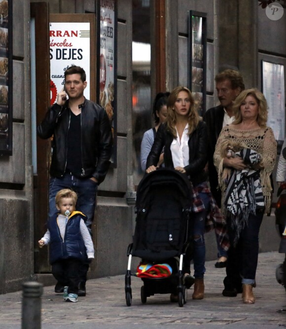 Info - Michael Bublé, son fils de 2 ans admis d'urgence à l'hôpital après s'être ébouillanté - Exclusif - Michael Buble se promène dans les rue de Madrid avec sa femme Luisana Lopilato et son fils Noah, le 27 avril 2015 