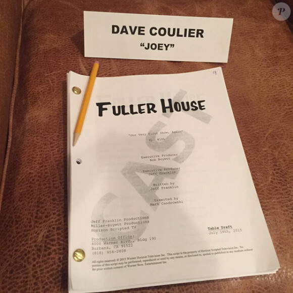 Les comédiens de Fuller House ont posté des photos des scripts du premier épisode de la série pour fêter leur premier jour de tournage, le jeudi 16 juillet 2015.