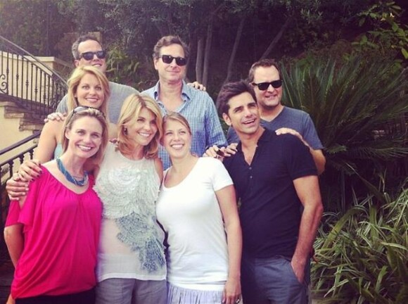 Le casting de La Fête à la maison réunit lors du premier jour de tournage, le jeudi 16 juillet 2015.