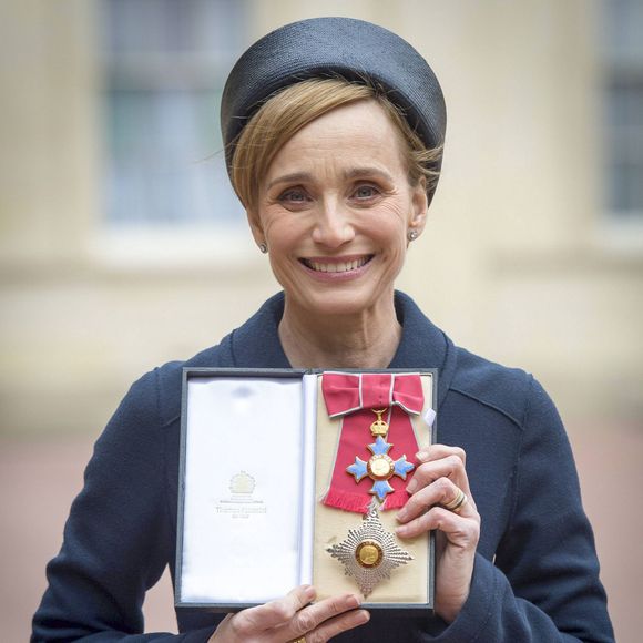 Kristin Scott Thomas anoblie par la reine Elizabeth à Londres le 19 mars 2015.