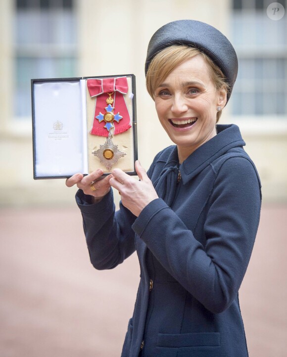 Kristin Scott Thomas anoblie par la reine Elizabeth à Londres le 19 mars 2015.