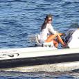 Elle Macpherson en vacances dans la baie de Monaco avec son mari Jeffrey Soffer et ses fils Arpad et Aurelius Busson. Le 16 juillet 2015.