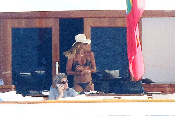Elle Macpherson en vacances dans la baie de Monaco avec son mari Jeffrey Soffer et ses fils Arpad et Aurelius Busson. Le 16 juillet 2015.