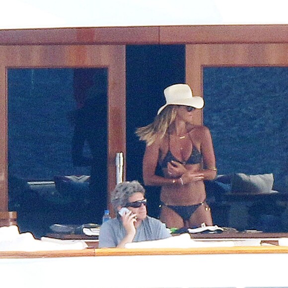 Elle Macpherson en vacances dans la baie de Monaco avec son mari Jeffrey Soffer et ses fils Arpad et Aurelius Busson. Le 16 juillet 2015.