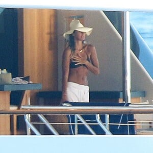 Elle Macpherson en vacances dans la baie de Monaco avec son mari Jeffrey Soffer et ses fils Arpad et Aurelius Busson. Le 16 juillet 2015.