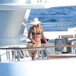 Elle Macpherson en vacances dans la baie de Monaco avec son mari Jeffrey Soffer et ses fils Arpad et Aurelius Busson. Le 16 juillet 2015.