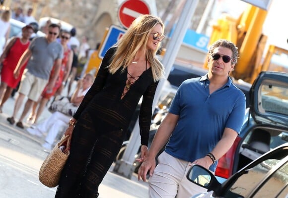 Elle MacPherson et son mari Jeffrey Soffer se promènent dans les rues de Saint-Tropez. Le 12 juillet 2015.