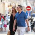 Elle MacPherson et son mari Jeffrey Soffer se promènent dans les rues de Saint-Tropez. Le 12 juillet 2015.