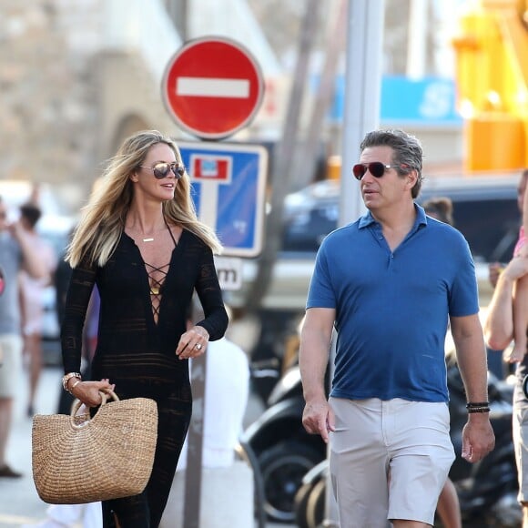 Elle MacPherson et son mari Jeffrey Soffer se promènent dans les rues de Saint-Tropez. Le 12 juillet 2015.