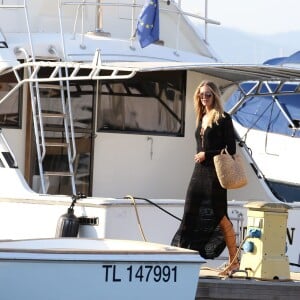 Elle Macpherson se promène dans les rues de Saint-Tropez. Le 12 juillet 2015.