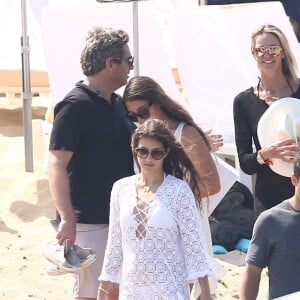 Elle Macpherson, son mari Jeffrey Soffer et ses fils Arpad et Aurelius Busson sortent du restaurant Les Palmiers à Saint-Tropez, le 12 juillet 2015.