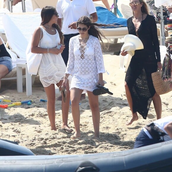 Elle Macpherson, son mari Jeffrey Soffer et ses fils Arpad et Aurelius Busson sortent du restaurant Les Palmiers à Saint-Tropez, le 12 juillet 2015.