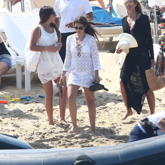 Elle Macpherson, son mari Jeffrey Soffer et ses fils Arpad et Aurelius Busson sortent du restaurant Les Palmiers à Saint-Tropez, le 12 juillet 2015.