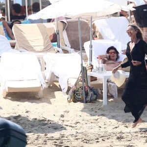 Elle Macpherson, son mari Jeffrey Soffer et ses fils Arpad et Aurelius Busson sortent du restaurant Les Palmiers à Saint-Tropez, le 12 juillet 2015.